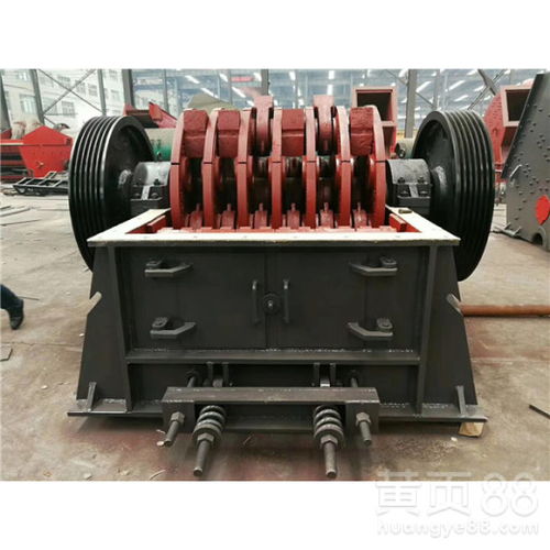 液壓開(kāi)箱破碎機(jī) 內(nèi)蒙古烏海禾輝機(jī)械的便捷操作與移動(dòng)式優(yōu)勢(shì)